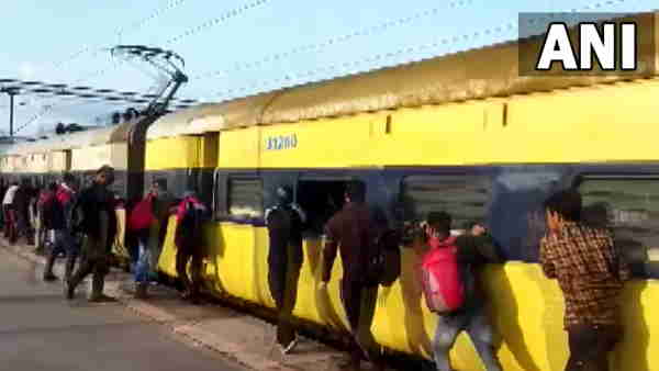 लोगों ने धक्कर लगाकर बचाई ट्रेन लोगों ने धक्कर लगाकर बचाई ट्रेन