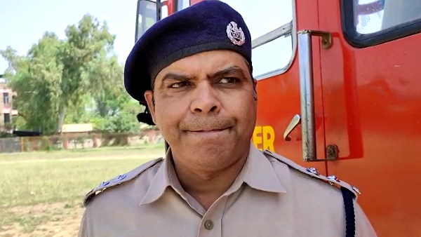 सूखी घास और पौधों में आग लग गई 