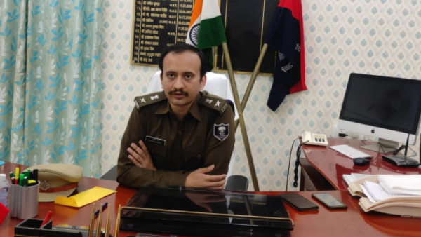 दरोगा ने एसपी को हाथ देकर रोक दिया, फिर... दरोगा ने एसपी को हाथ देकर रोक दिया, फिर...