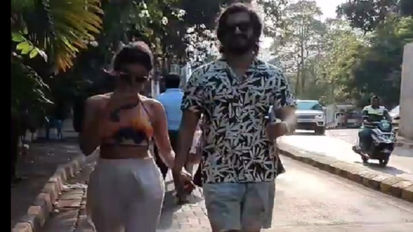 खुलेआम स्मोकिंग करती दिखी लड़की खुलेआम स्मोकिंग करती दिखी लड़की