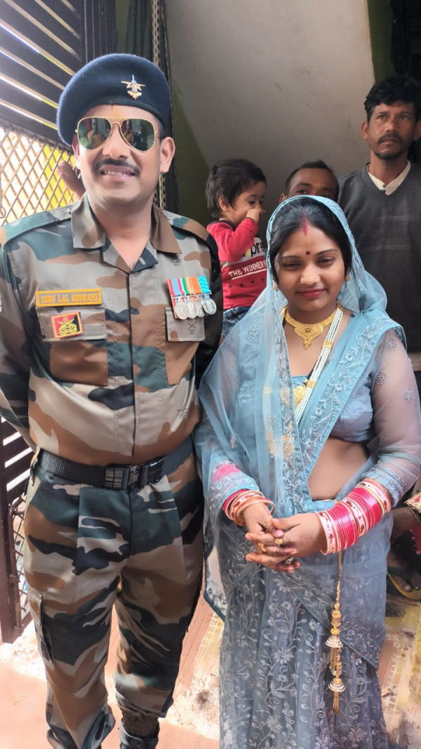 पत्नी ने ग्रैंड वेलकम किया पत्नी ने ग्रैंड वेलकम किया