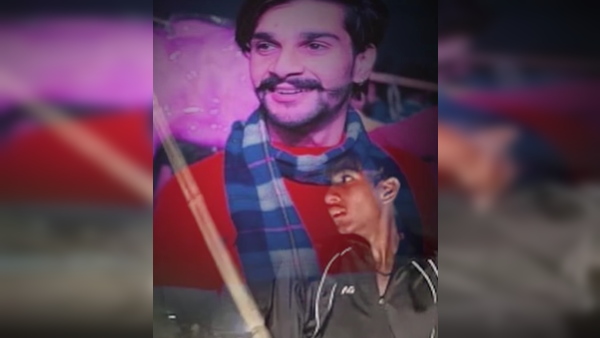 लोगों की गाड़ियों में तोड़फोड़ कर दी