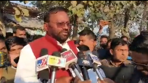 Stones pelted on Swami Prasad Mauryas convoy, many vehicles broken Stones pelted on Swami Prasad Mauryas convoy, many vehicles broken