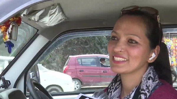 महिला टैक्सी ड्राइवर मीनाक्षी नेगी