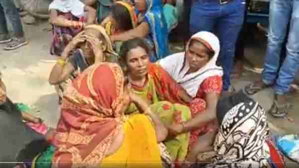 दरवाजे के बाहर पड़ी मिली टॉफी मुखिया देवी ने दी थी