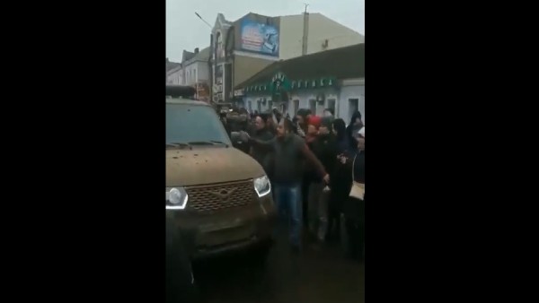 ग्रेनेड हाथों में लेकर आगे बढ़ा