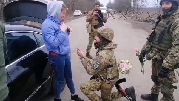 वॉर के बीच खिले प्यार के फूल