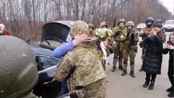 एक हाथ में रिंग, दूसरे में गुलदस्ता 