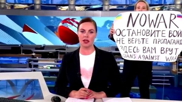 एंकर पढ़ती रही न्यूज, पीछे प्रदर्शन