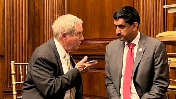 अमेरिका बना रहा है दवाब अमेरिका बना रहा है दवाब