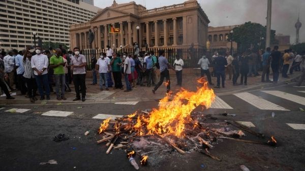 पेट्रोल पंपों के बाहर लंबी कतारें