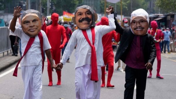 तेल की कमी के बीच ब्लैकमेलिंग