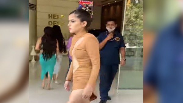  फोटो क्लिक करवाने से गार्ड ने रोका