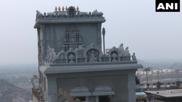 राजधानी से 80 किलोमीटर दूरी पर यादाद्री मंदिर