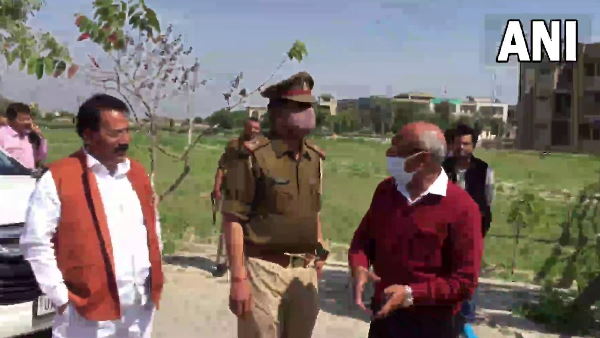 दूरबीन से EVM की निगरानी कर रहे सपा प्रत्याशी
