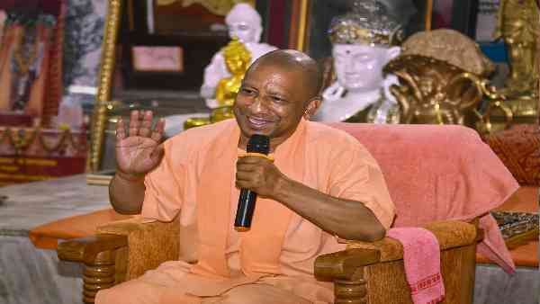 सीएम योगी ने नोएडा जाने वाला मिथक तोड़ा