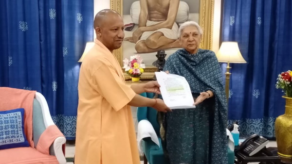 योगी आदित्यनाथ आज अपने पद इस्तीफा दिया