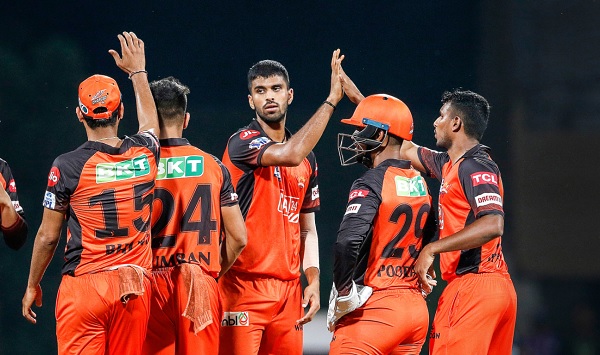 हैदराबाद ने पावरप्ले में झटके 2 विकेट