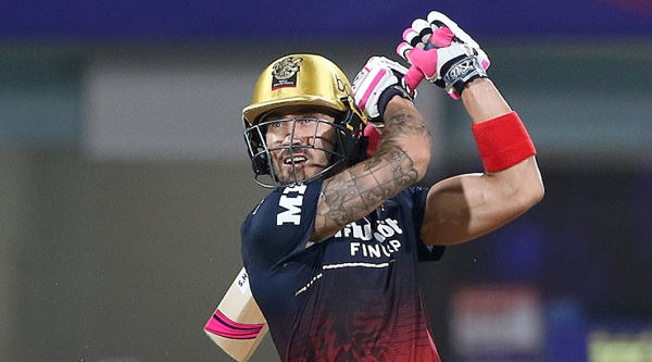 वो लंबे-लंबे छक्के लगाता है