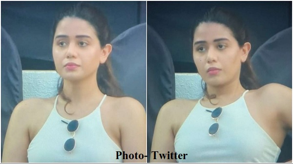 'मिस्ट्री गर्ल' का दिखना जारी