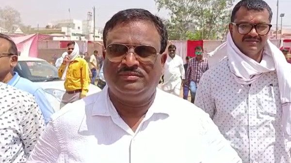 बेटी की विदाई हेलीकॉप्टर से हुई बेटी की विदाई हेलीकॉप्टर से हुई