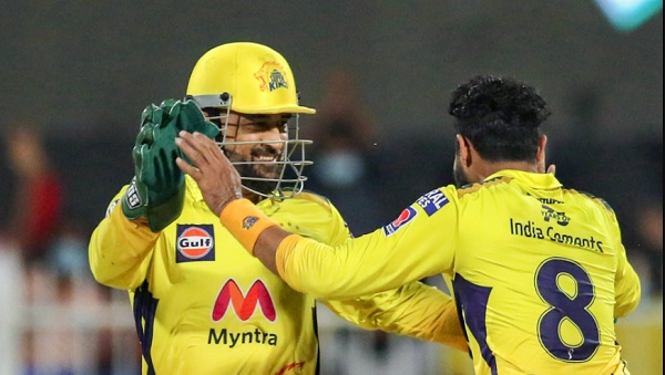 जडेजा ने अपना कुछ भार महेंद्र सिंह धोनी के कंधों पर डाल दिया जडेजा ने अपना कुछ भार महेंद्र सिंह धोनी के कंधों पर डाल दिया