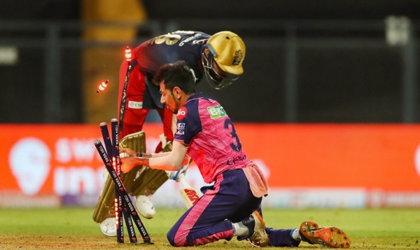 वो बंदा नशे में बुरी तरह धुत था- वो बंदा नशे में बुरी तरह धुत था-