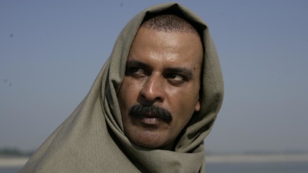 'आप दोनों पैर ऊपर करके बेड पर बैठ जाइए'