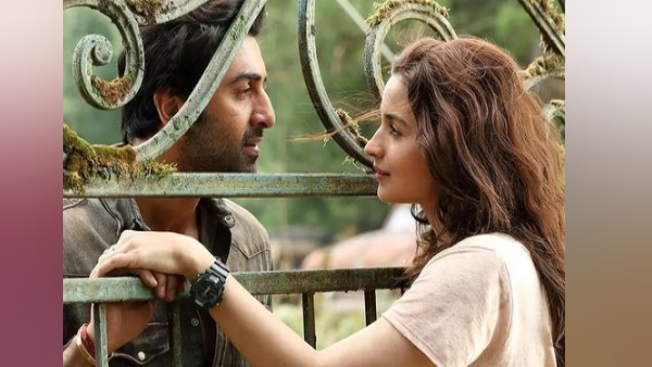  आलिया और रणबीर एक दूसरे का हाथ पकड़े साथ-साथ नजर 