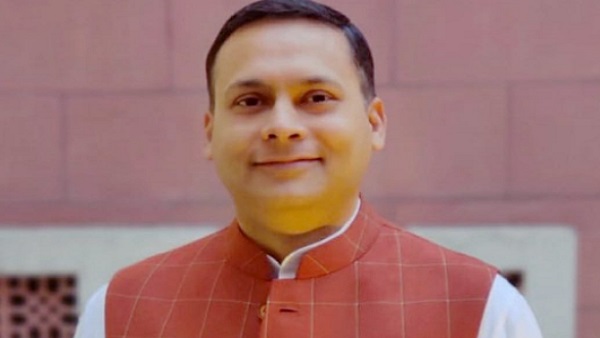 'बाल ठाकरे के बेटे हनुमान चालीसा से डरते हैं'