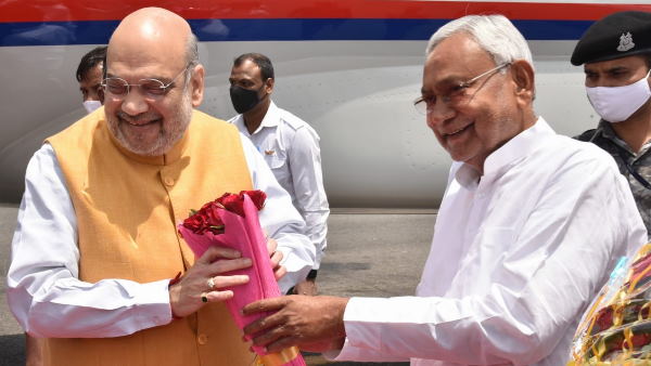 दावत में गए भी...20 मिनट रुके भी और फोटो भी खिंचाई दावत में गए भी...20 मिनट रुके भी और फोटो भी खिंचाई