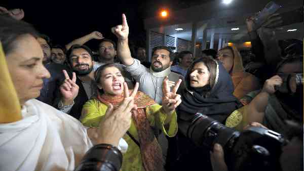 अपमानजनक तरीके से इमरान की यह पारी खत्म