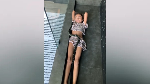 शरीर पर चढ़ा काले रंग का सांप