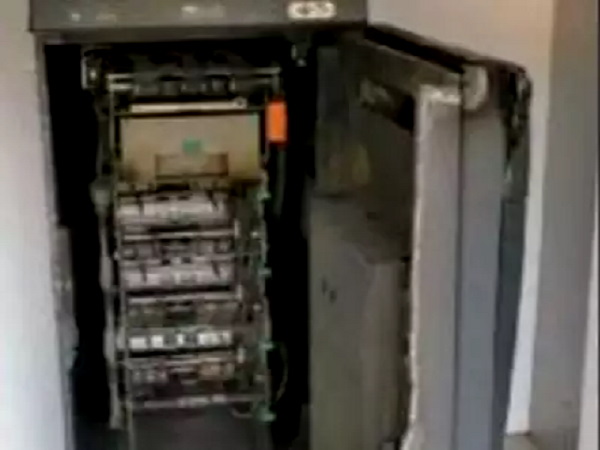 A youth fail to looted ATM, Incident of Urmar Tanda in Hoshiarpur district of Punjab