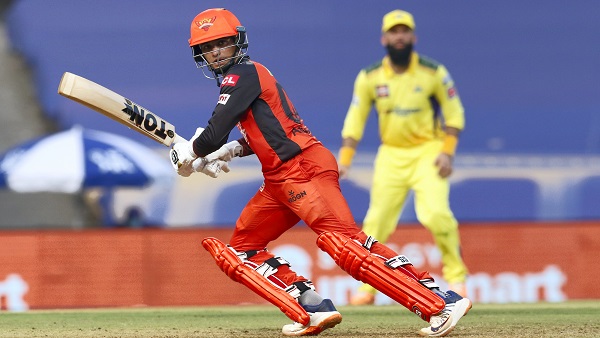 अभिषेक ने लगाया पहला IPL अर्धशतक