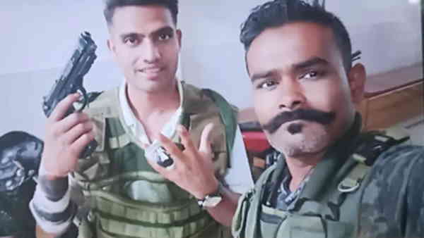 पुलिस की वर्दी पहनकर वसूल कर रहे थे दोनों