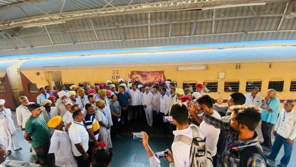 सुबह विशेष ट्रेन देवभूमि के लिए रवाना हुई सुबह विशेष ट्रेन देवभूमि के लिए रवाना हुई