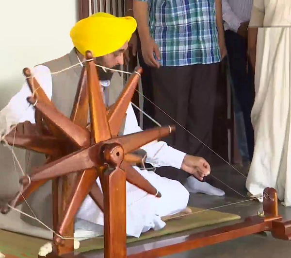  Watch: Delhi CM Arvind Kejriwal and Punjab CM Bhagwant Mann visit Sabarmati Ashram 