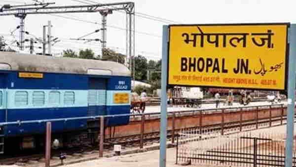 रात 2 बजे भोपाल स्टेशन पहुंची ट्रेन