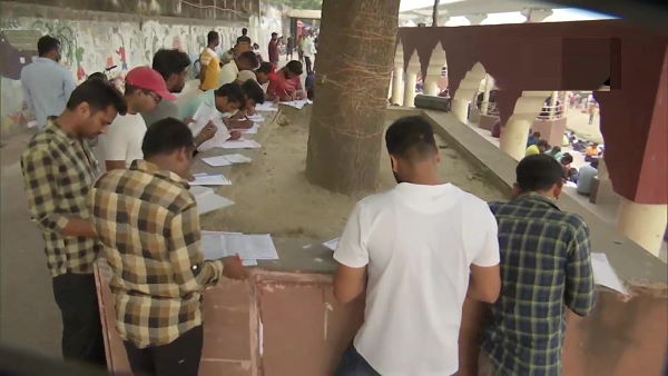 thousand students in Patna Bihar studying for competitive exams on the banks of river Ganges