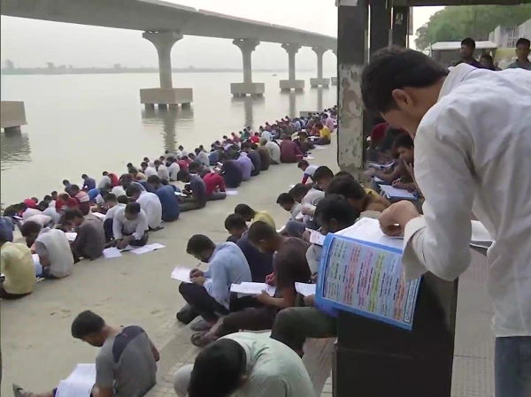 thousand students in Patna Bihar studying for competitive exams on the banks of river Ganges
