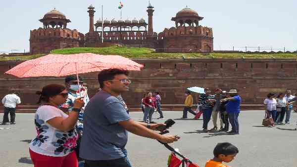 केंद्र के मुताबिक बिजली है, राज्य खरीद नहीं रहे