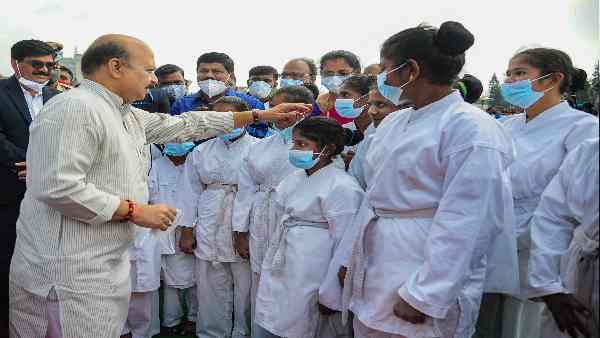 'स्कूलों की जगह पर मदरसों की क्या आवश्कता है?' 'स्कूलों की जगह पर मदरसों की क्या आवश्कता है?'