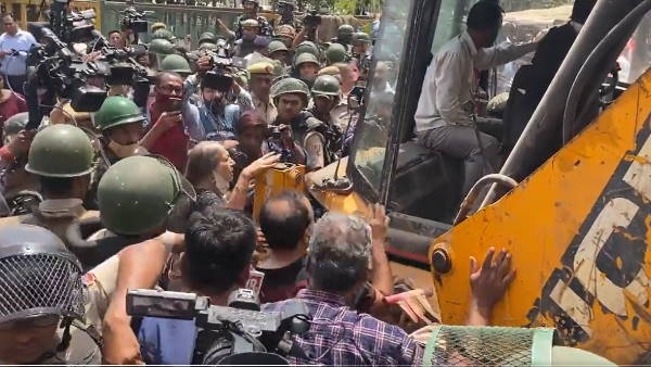 'बुलडोजर को मेरे ऊपर से होकर गुजरना पड़ेगा'