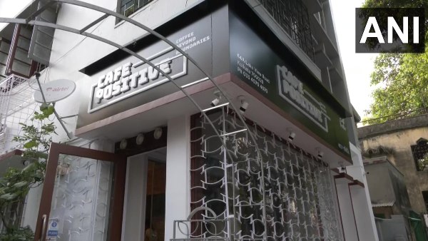 कॉफी के साथ सैंडविच होती है सर्व