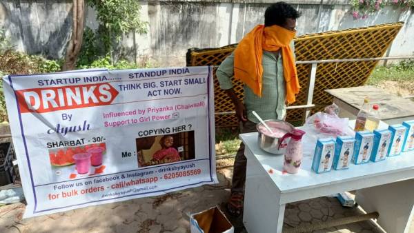 पटना महिला कॉलेज के पास लगाया स्टॉल