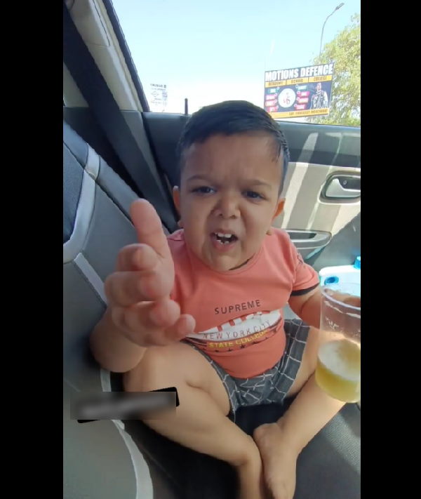 Watch Viral Video: Puri zindagi camera me hi ghusa rahu mai, Little boys about filming kids Watch Viral Video: Puri zindagi camera me hi ghusa rahu mai, Little boys about filming kids