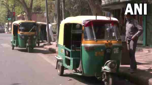 बढ़ी हुई कीमतों के विरोध में सड़क पर उतरे ऑटो चालक