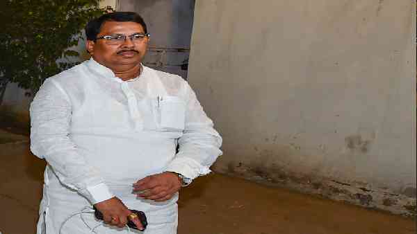 'उद्धव ठाकरे तेरे बाप का नौकर है क्या'