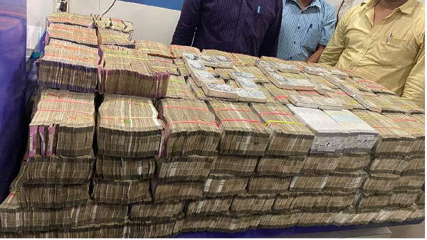 मुंबई: कारोबारी से बेहिसाब दौलत मिली 